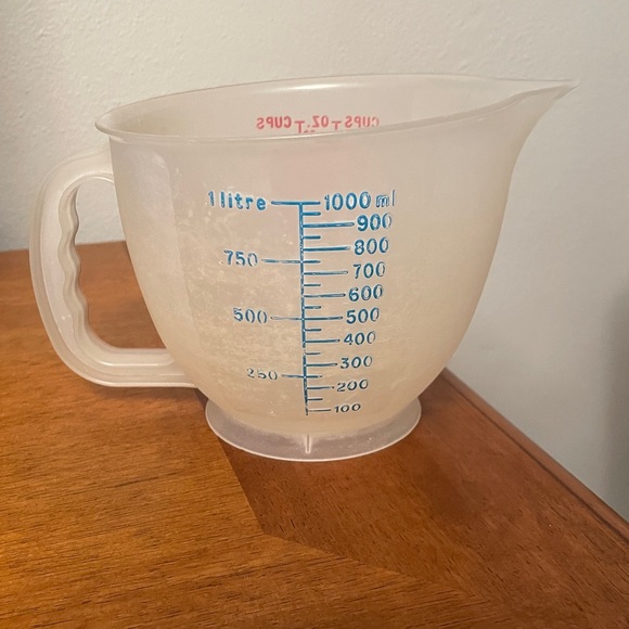 Vintage Tupperware 4 Cups Measuring Cup with Pour Spout - Picture 3 of 6